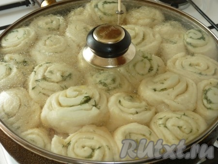 Плотно закрываем крышкой. Я отверстие&nbsp; на крышке закрыла деревянной шпажкой, чтобы&nbsp;не выходил пар. Доводим воду в сковороде до кипения, уменьшаем до минимума огонь.