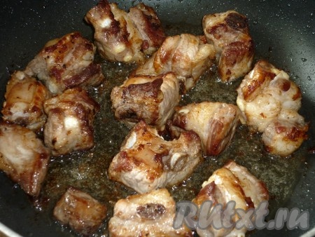 Мясо (у меня - свиные рёбрышки) моем, нарезаем на средние кусочки, солим, перчим. В глубокой сковороде прогреваем растительное масло, выкладываем кусочки мяса. Обжариваем мясо на достаточно сильном огне до золотистого цвета со всех сторон. Жарить до готовности не нужно, нам нужно, чтобы на поверхности мяса образовалась золотистая корочка, а доводить до готовности мы его будем в процессе тушения.