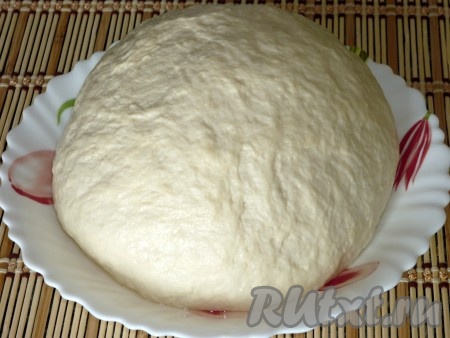 Пока тушатся картофель с мясом, подготовим тесто для штрудлей. Для этого в объёмную миску вливаем кефир, добавляем соду, хорошо перемешиваем и оставляем на 4-5 минут. За это время сода полностью погасится в кефире и поверхность смеси покроется пузырьками. В смесь кефира и соды, всыпаем соль, начинаем частями добавлять муку, каждый раз полностью вмешивая муку и замешивая мягкое, не липнущее к рукам тесто. Муки может потребоваться как больше, так и меньше, чем указано в ингредиентах, главное, добавляя постепенно муку, ориентироваться на консистенцию замешиваемого теста.