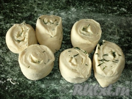 Рулет режем на кусочки.