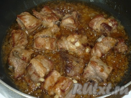 Обжариваем лук с мясом до прозрачности лука, иногда помешивая. Затем наливаем в сковороду 200 миллилитров воды. Даём воде закипеть, уменьшаем огонь до минимума, накрываем сковороду крышкой. Тушим мясо с луком минут 15-20. В процессе томления мясо нужно будет 1-2 раза перемешать.