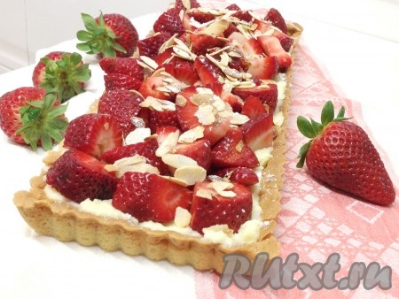 Выложить взбитые сливки на остывший корж, сверху разложить кусочки клубники, посыпать миндальными лепестками. Вкуснейший клубничный пирог готов.
