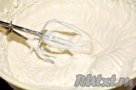 Взбить сливки с сахаром до пышного состояния.