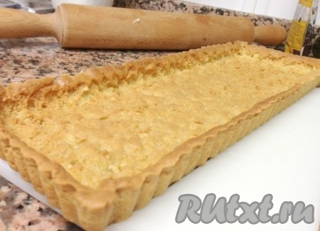 Форму с тестом отправить в заранее нагретую до 180 градусов духовку примерно на 25 минут. Когда корж будет готов, станет золотистого цвета, сразу вынуть его из духовки.
