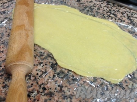 Раскатать тонко тесто с помощью скалки.
