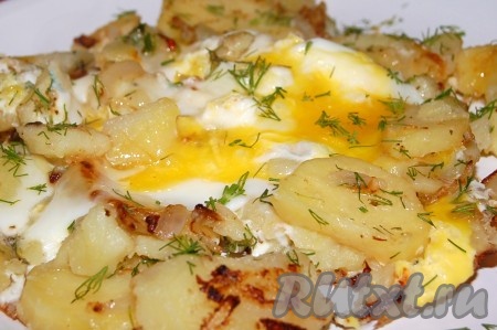 Жареная картошка с яйцом