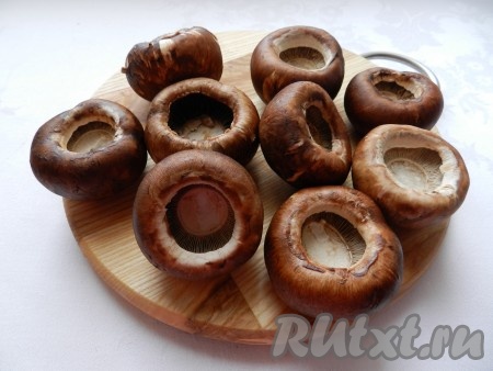 Шампиньоны вымыть и обсушить, отделить ножки от шляпок.