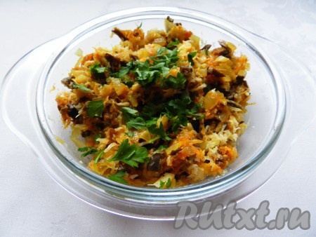 В сковороде разогреть растительное и сливочное масло, обжарить лук и морковь, добавить грибные ножки, выдавить зубчик чеснока и обжарить все вместе. Остудить, смешать с 2/3 натертого сыра и рубленной петрушкой.