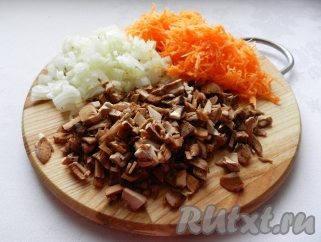 Морковь натереть на мелкой терке, лук и ножки шампиньонов мелко нарезать.