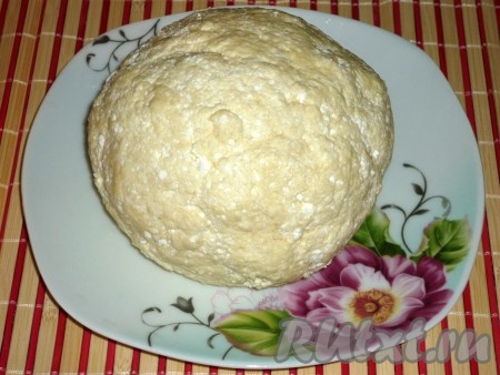 Всыпать просеянную муку и еще раз хорошо перемешать массу, замесить тесто.
