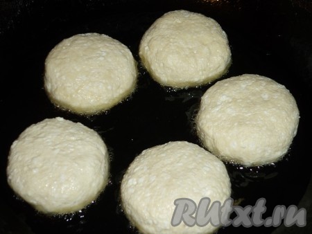 Сформировать сырники. В сковороде разогреть&nbsp;масло, выложить сырники
