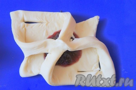 Скрепить два угла слойки, расположенные на одной диагонали.