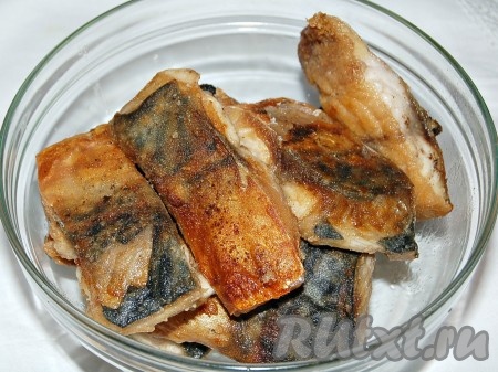Обжаренные кусочки скумбрии выложить в миску.
