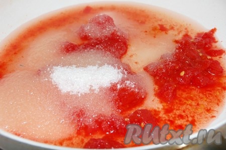 Добавить уксус, сахар, соль и перец.