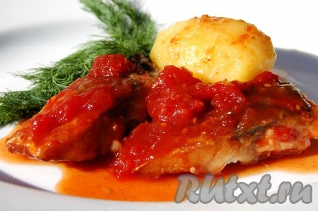 Готовую скумбрию в томатном соусе вкусно есть просто с хлебом, можно дополнить тарелочку со скумбрией картошечкой, сваренной в мундире, или добавить только веточку укропа.
