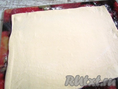 Слоеное тесто тонко раскатать.