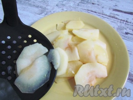 Сироп слить в отдельную емкость (он пригодится для смазывания слоек), яблочные ломтики остудить.
