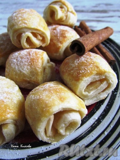 Слойки с яблоками и корицей