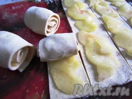 Свернуть каждую полоску теста рулетом.