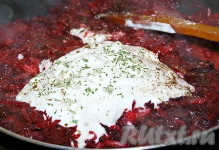 Добавить сметану, соль, перец, специи. Перемешать и тушить свеклу на маленьком огоньке еще 10-15 минут.
