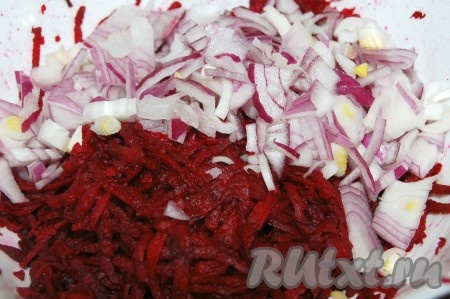 Лук репчатый нарезать мелкими кусочками и добавить к свекле.