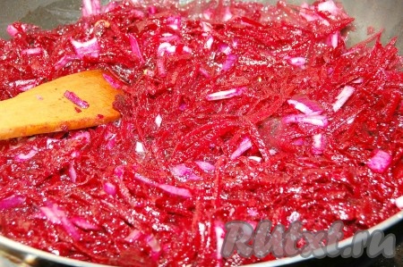 Обжаривать 10 минут, затем добавить горячую воду, перемешать и продолжать тушить еще 10 минут.