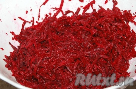 Натереть сырую свеклу на крупной терке.