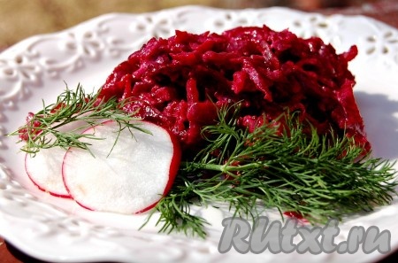 Затем выключить огонь. Аппетитная и очень вкусная тушеная свекла готова. Можно раскладывать по тарелкам и подавать на стол.
