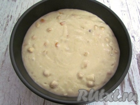 Форму для запекания смазать растительным маслом, выложить тесто, распределить по всей форме.