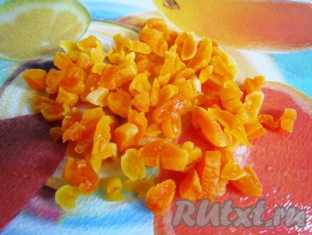 Через 10 минут воду слить, курагу просушить и мелко нарезать.