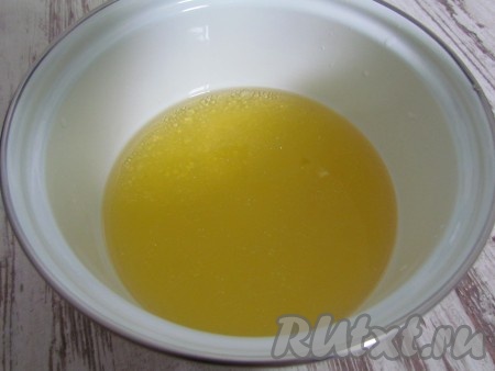 Добавить растительное масло. Перемешать.