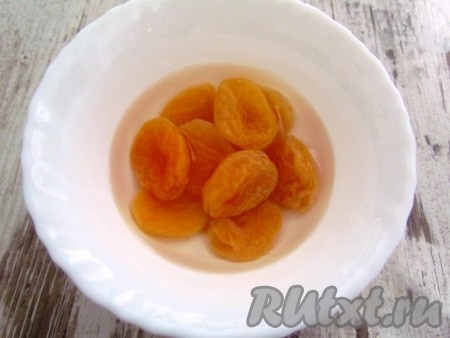 Курагу промыть и залить кипятком. 