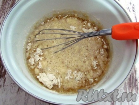 Соединить жидкие и сухие ингредиенты.