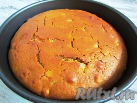 Выпекать медовый пирог до румяной корочки при температуре 190 градусов примерно 40-50 минут. Готовность проверить деревянной шпажкой.
