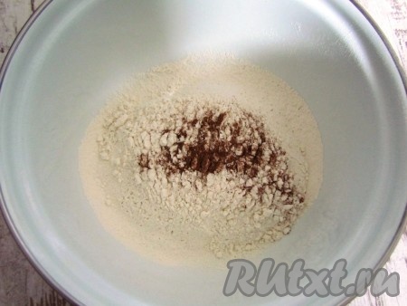 Добавить соль и корицу.