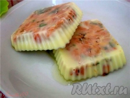 P.S. А еще с такими помидорами получается замороженное масло-выручалочка. Для его приготовления необходимо мелко порезанные вяленые помидорки смешать с порубленной зеленью (укропом, петрушкой) и оливковым маслом, а затем заморозить в силиконовых формочках небольшого размера. Такую заготовку удобно использовать, когда что-нибудь тушишь или, например, в суп добавить для цвета, можно даже в салат, так как такое масло быстро оттаивает, а при этом не надо возиться с нарезкой зелени.
