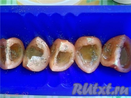 Очищенные четвертинки укладываем рядом друг с другом в форму для микроволновки. Посыпаем солью (солим по вкусу), прованскими травами (или приправой на ваш вкус), при желании можно еще добавить чеснок, но это на любителя. Щедро поливаем оливковым маслом (но помидоры не должны "тонуть" в нем).