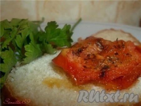 Так делаем со всеми порциями (масло с соком сливайте в одну посудину). Когда все вяленые помидоры готовы, складываем их в небольшую (т.е. в неширокую баночку) друг на друга и заливаем маслом с соком. Если масло не полностью покрыло помидоры, то следует добавить еще оливкового масла. Закуска готова. Такие вяленые помидоры могут храниться в холодильнике пару месяцев.
