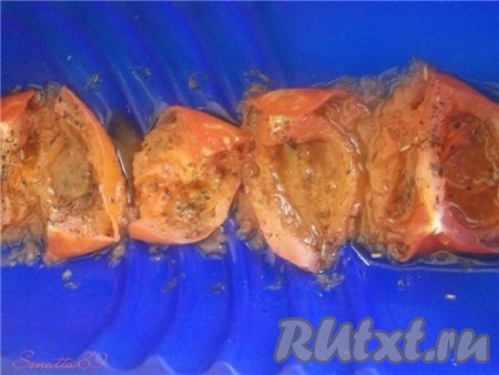 Отправляем в микроволновку на 5 минут (при максимальной мощности (у меня максимальная мощность 700 Вт)).&nbsp; Затем помидоры достаем из формы, сливаем (но не выливаем!) в другую посуду выделившиеся масло и сок. Помидоры снова отправляем вялиться в микроволновку еще минут на 5 (до полной готовности).
