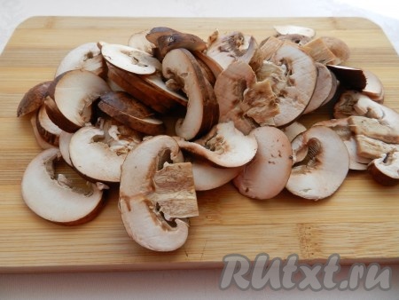 Шампиньоны нарезать на тонкие пластинки.
