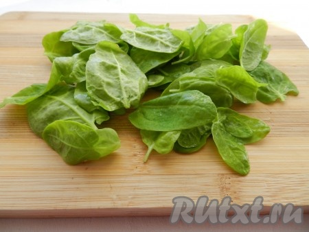 Листья шпината промыть и обсушить.