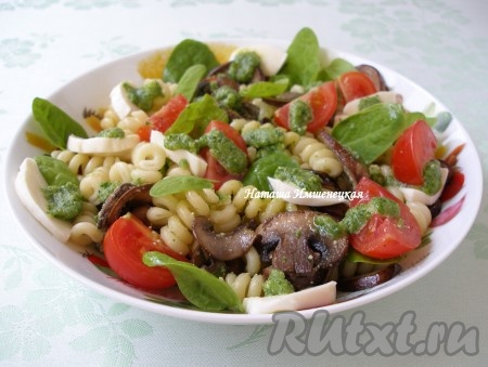 Вылить на пасту 1-2 столовых ложки оливкового масла, сбрызнуть соком лимона. Если нужно, посолить и поперчить. Выложить сверху нарезанный (или натёртый) сыр.&nbsp;Пасту с шампиньонами и помидорами подавать сразу же к столу. При подаче блюдо можно дополнить соусом (я дополнила соусом из измельчённой петрушки, смешанной с измельчённым чесноком и натёртым сыром). Обязательно попробуйте это вкусное, сытное, ароматное и аппетитное блюдо!&nbsp;