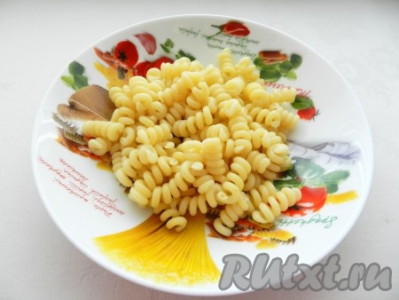 Пасту выложить в кипящую подсоленную воду и отварить в течение времени, указанного на упаковке пасты (обычно на это требуется 7-9 минут), затем выложить в дуршлаг, чтобы слилась лишняя вода, и переложить на тарелку.