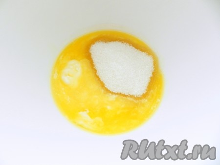 Вначале замесим шоколадное тесто, для этого прежде всего нужно растопить сливочное масло. Тёплое растопленное масло растереть с сахаром венчиком (или вилкой).