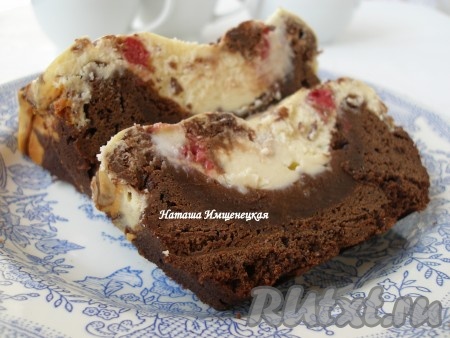 Восхитительно вкусная, нежная выпечка готова, дать ей немного остыть, а затем нарезать и подать к столу. Такой пирог с творожной начинкой и ягодами неизменно нравится и взрослым, и детям!