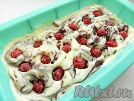 Выложить на творожную массу ягоды (у меня - малина), слегка вдавить её внутрь. Если используется замороженные ягоды и на них нет большого количества льда, значит размораживать их не нужно.