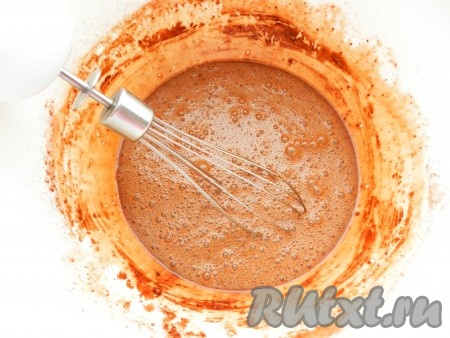 Всыпать какао, перемешать венчиком.&nbsp;Затем всыпать разрыхлитель, частями добавить муку, вмешивая её венчиком. Шоколадное тесто должно получиться однородным, напоминающим сметану средней густоты.