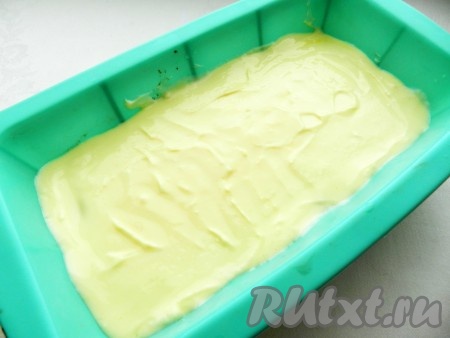 2 столовых ложки шоколадного теста отложить для верхнего слоя пирога, остальное тесто равномерно выложить в форму для выпечки. Если вы используете не силиконовую форму, тогда её нужно немного смазать растительным маслом без запаха.&nbsp;Сверху распределить творожную начинку.