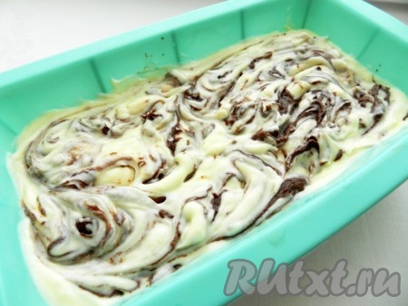 На творожную начинку распределить оставшееся шоколадное тесто и деревянной палочкой изобразить хаотичные узоры на пироге.

