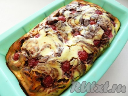 Форму для выпечки поставить в духовку, разогретую до 180 градусов, на 40-45 минут. Готовый пирог с творожной начинкой и ягодами остудить в форме.